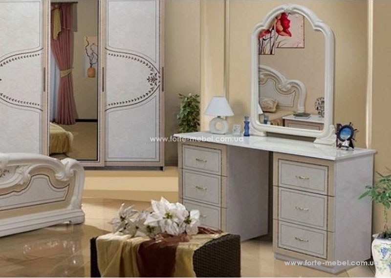 Туалетний столик з дзеркалом